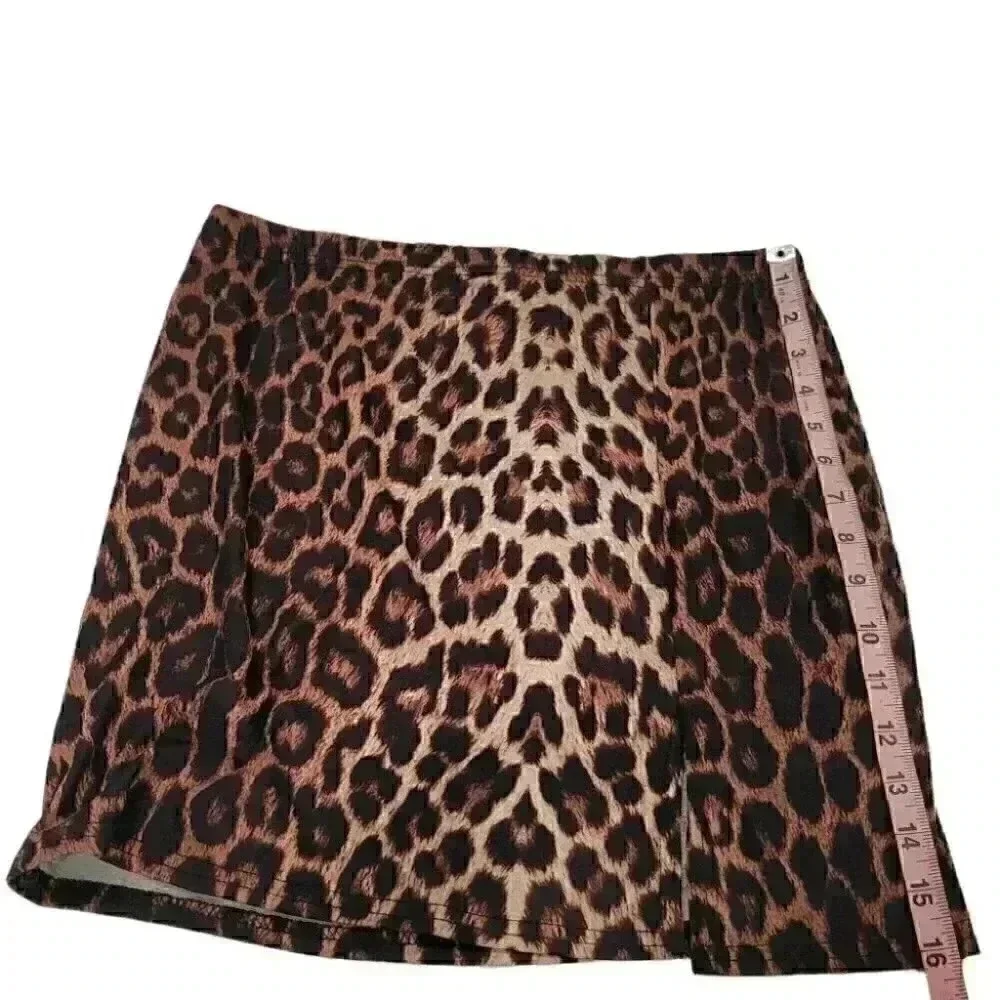 PrettyLittleThing Brown Leopard Print Split Mini Skirt for Sexy Looking Girls - Picture 7 of 9